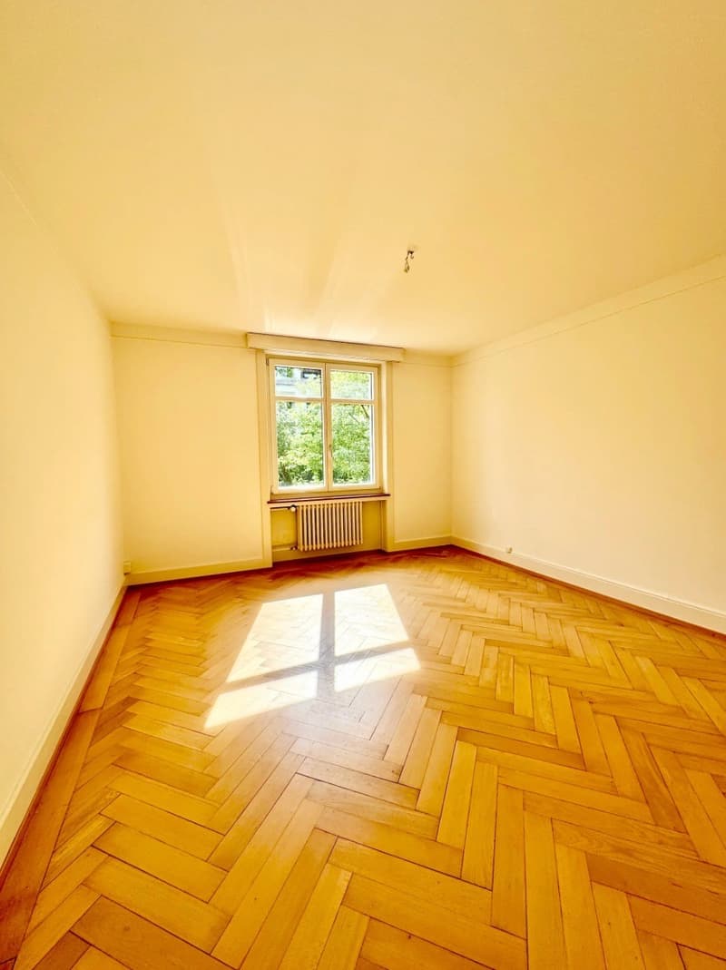 Room in old building apartment in district 6 (1)