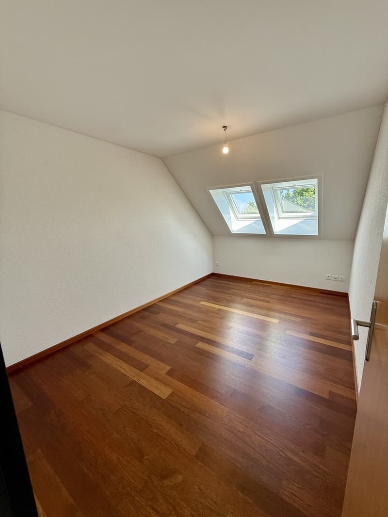 Maisonnette exclusive de 4,5 pièces dans un standard de propriétaire avec grande terrasse sur le toit, salle de loisirs chauffée et garage individuel (8)