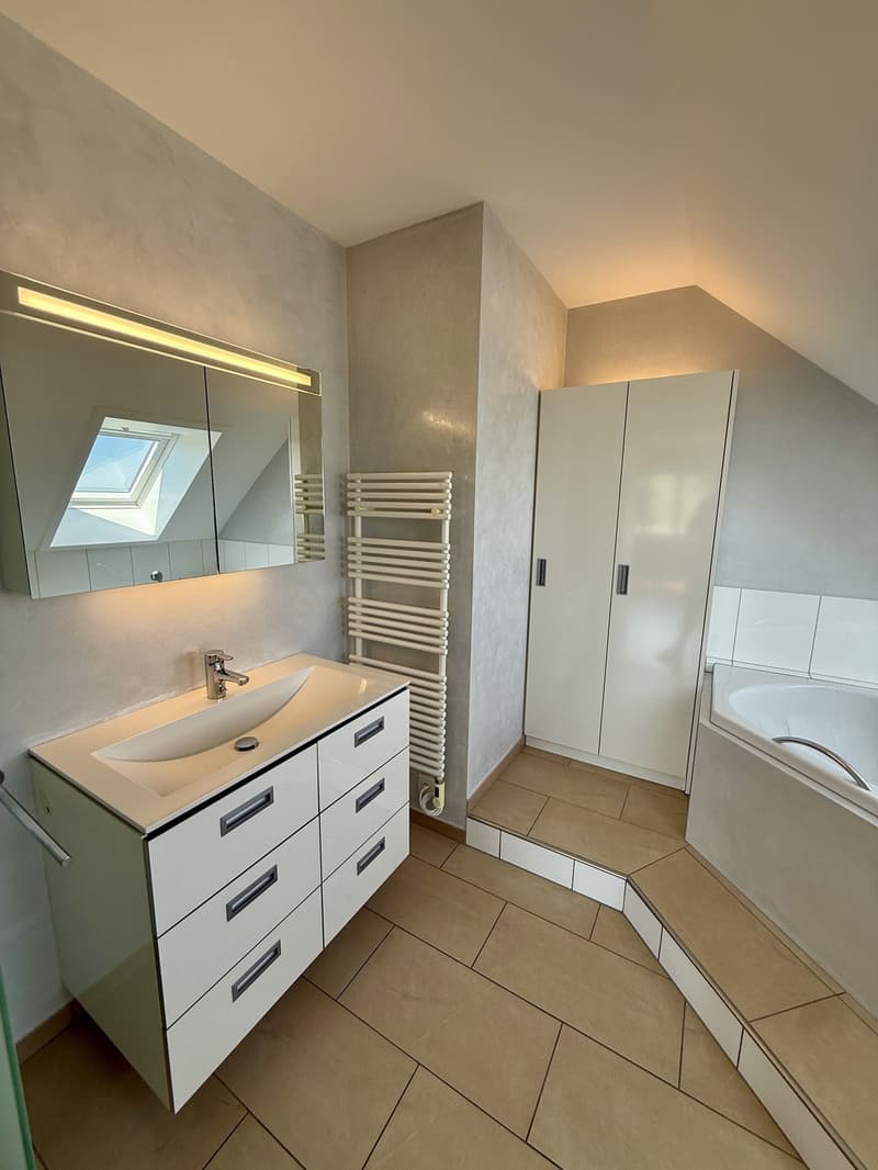 Maisonnette exclusive de 4,5 pièces dans un standard de propriétaire avec grande terrasse sur le toit, salle de loisirs chauffée et garage individuel (5)