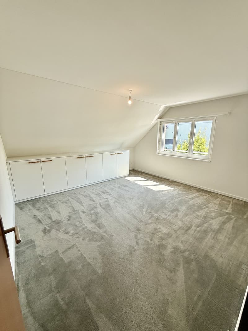 Maisonnette exclusive de 4,5 pièces dans un standard de propriétaire avec grande terrasse sur le toit, salle de loisirs chauffée et garage individuel (7)