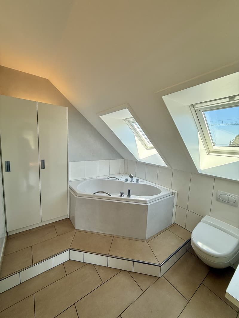 Maisonnette exclusive de 4,5 pièces dans un standard de propriétaire avec grande terrasse sur le toit, salle de loisirs chauffée et garage individuel (4)
