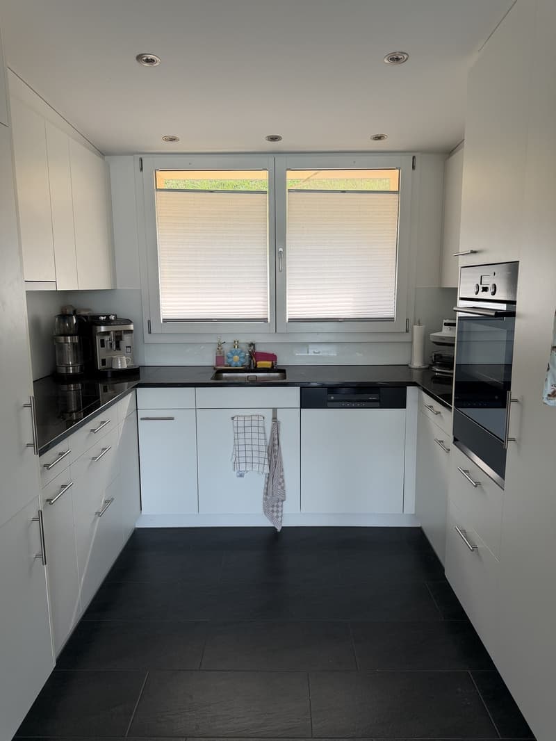 Charming 4.5-room maisonette apartment with balcony and view in Immensee (3)