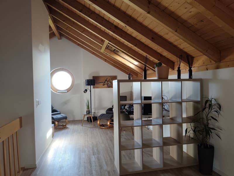 Maisonette de rêve 5.5 pièces (environ 155 m²) avec galerie, poutres apparentes et cheminée à Märstetten (11)