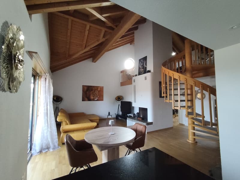 Maisonette de rêve 5.5 pièces (environ 155 m²) avec galerie, poutres apparentes et cheminée à Märstetten (1)