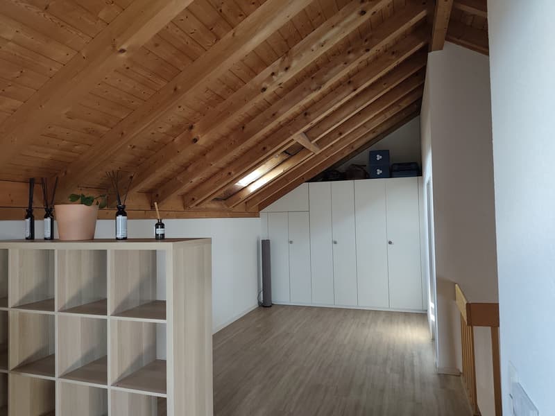 Maisonette de rêve 5.5 pièces (environ 155 m²) avec galerie, poutres apparentes et cheminée à Märstetten (12)
