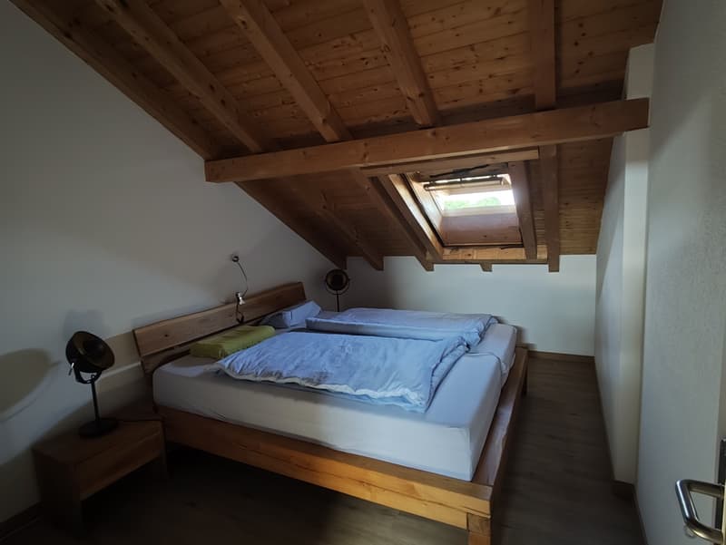 Maisonette de rêve 5.5 pièces (environ 155 m²) avec galerie, poutres apparentes et cheminée à Märstetten (7)