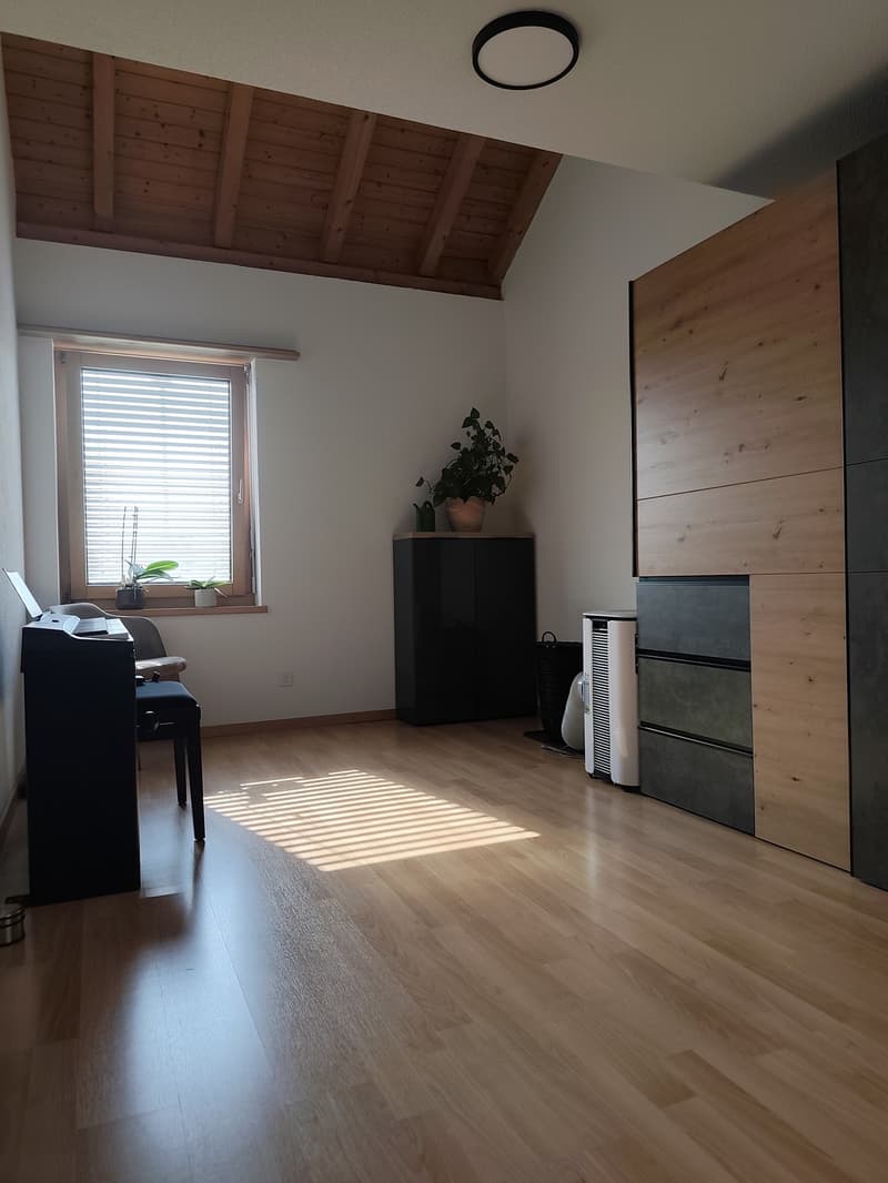 Maisonette de rêve 5.5 pièces (environ 155 m²) avec galerie, poutres apparentes et cheminée à Märstetten (5)