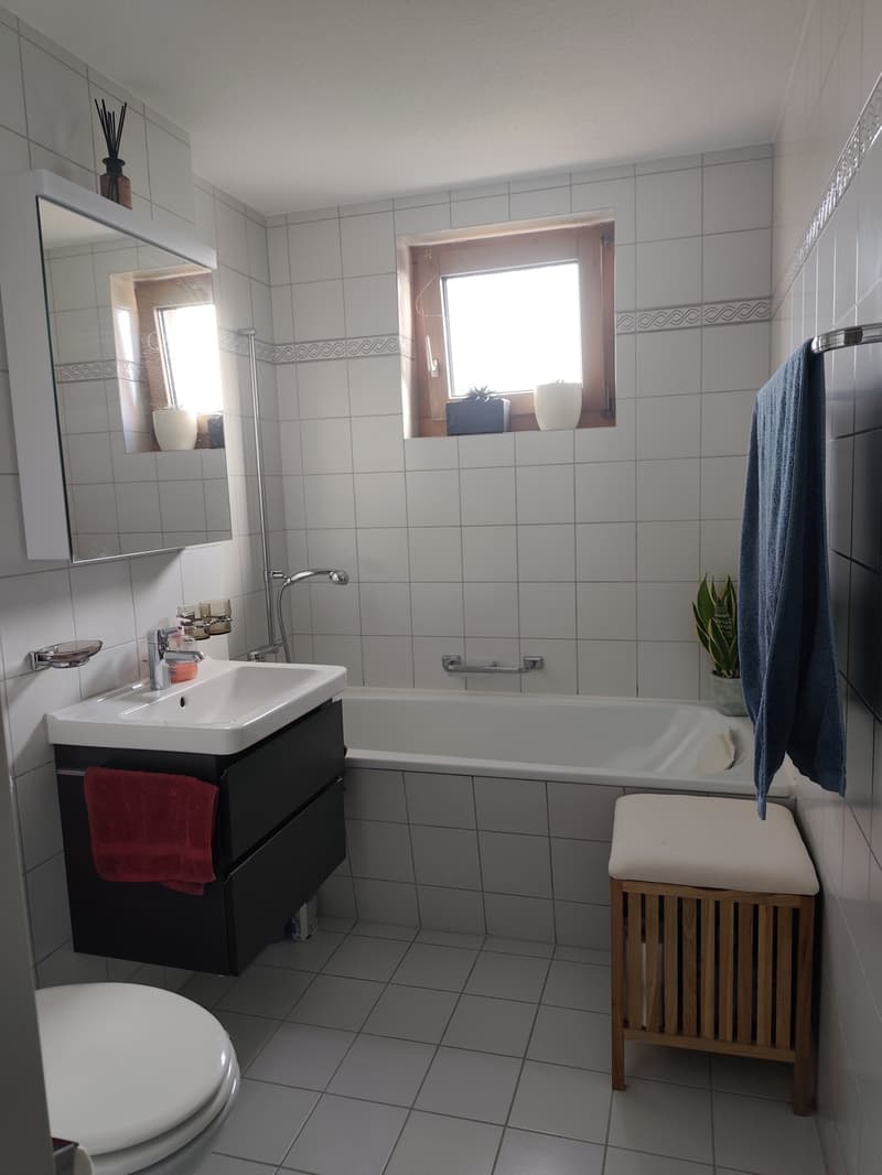 Maisonette de rêve 5.5 pièces (environ 155 m²) avec galerie, poutres apparentes et cheminée à Märstetten (8)