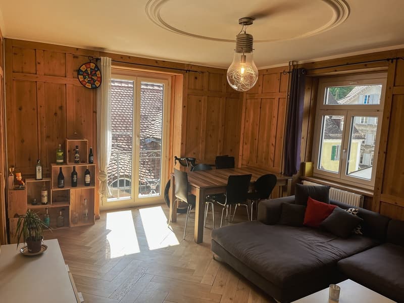 Wohnzimmer mit Esstisch und Sofa