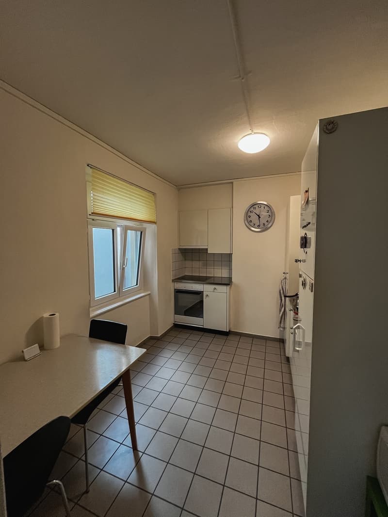 Ausgestattete Küche mit Backofen und Mikrowelle zum Mitbenutzen.