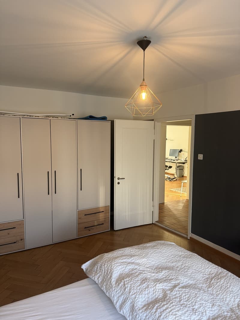 Appartement meublé de 3,5 pièces dans un immeuble ancien à sous-louer à quelques pas de la gare d'Oerlikon (4)