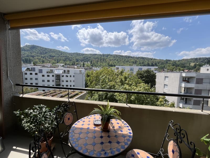 big balcony with uetliberg view