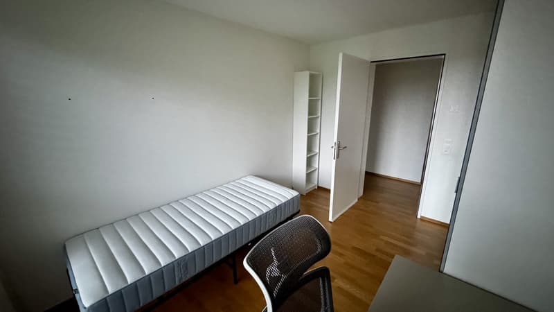 Schönes Zimmer mit Blick ins Grüne (2)