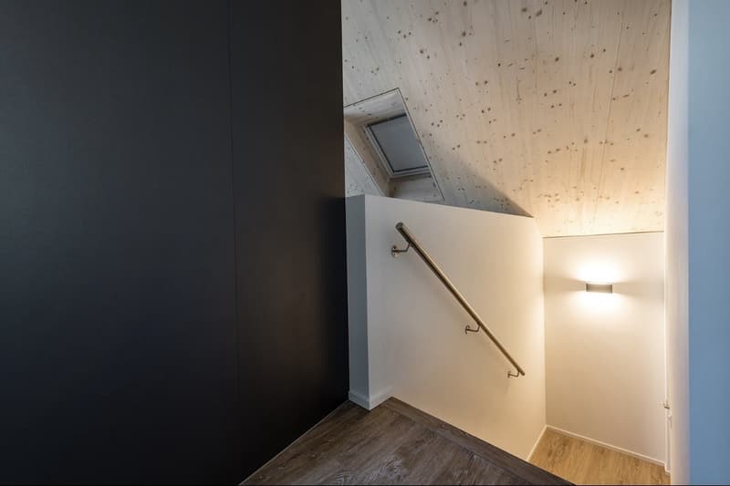 Helle 1½-Zimmer-Dachwohnung mit Seeblick & Balkon  zentral in Schmerikon (4)