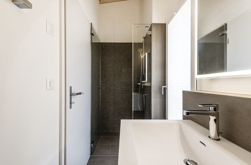 Helle 1½-Zimmer-Dachwohnung mit Seeblick & Balkon  zentral in Schmerikon (5)