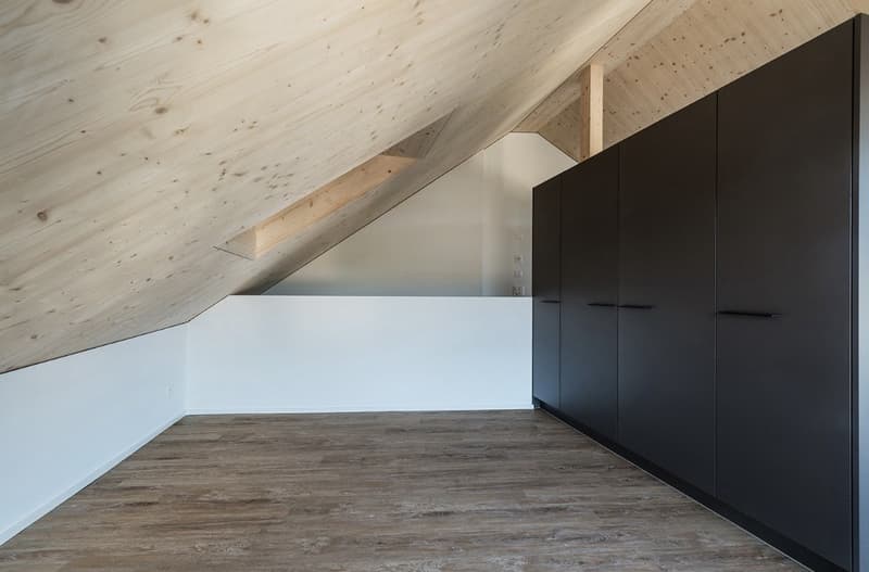 Helle 1½-Zimmer-Dachwohnung mit Seeblick & Balkon  zentral in Schmerikon (2)