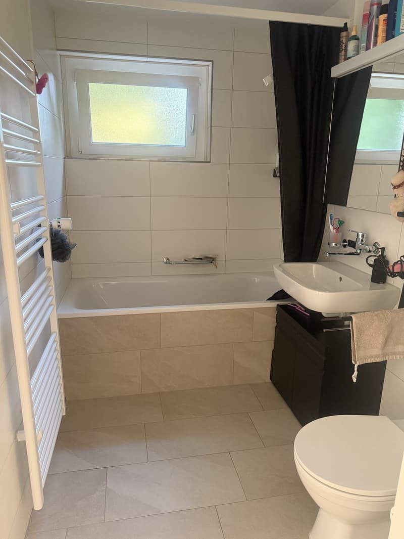 Helle 2.5 Zimmer- Wohnung mit eigenem Gartensitzplatz (4)