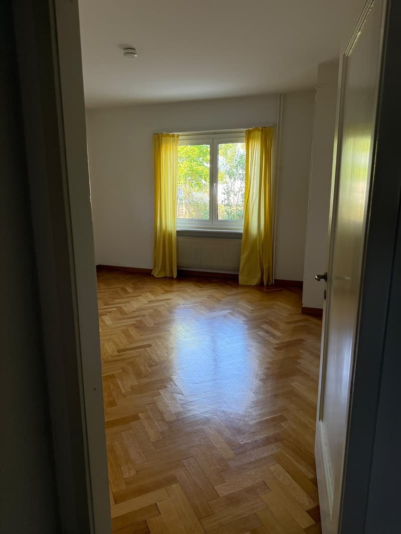 2.5-Room Apartment with Spacious Living Area & Private Garden (13)