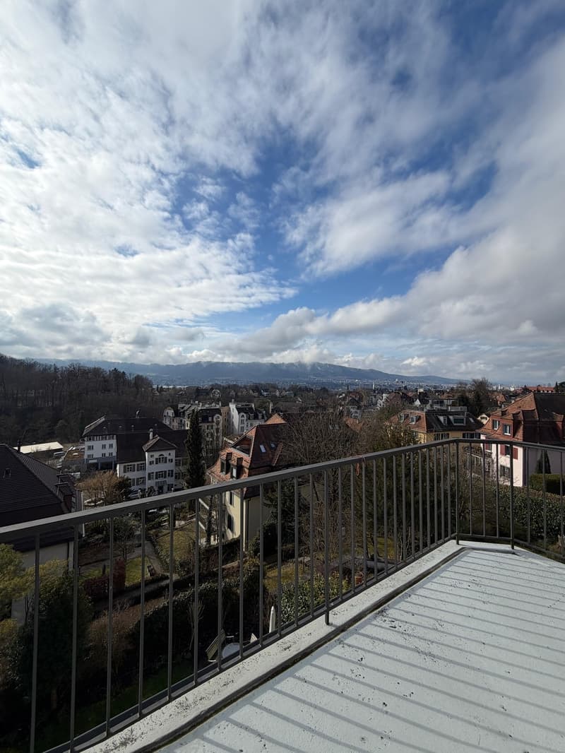 Helles Zimmer mit Balkon in grosszügiger 200 m² Wohnung in Hirslanden (7)