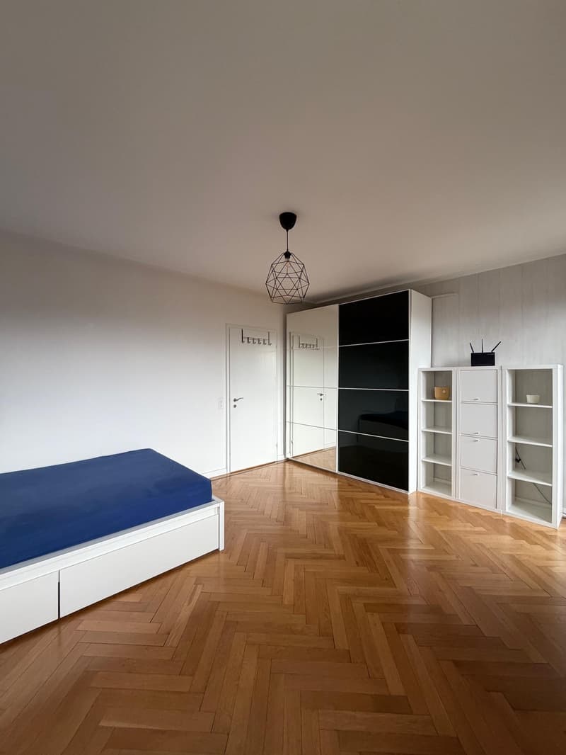 Helles Zimmer mit Balkon in grosszügiger 200 m² Wohnung in Hirslanden (1)