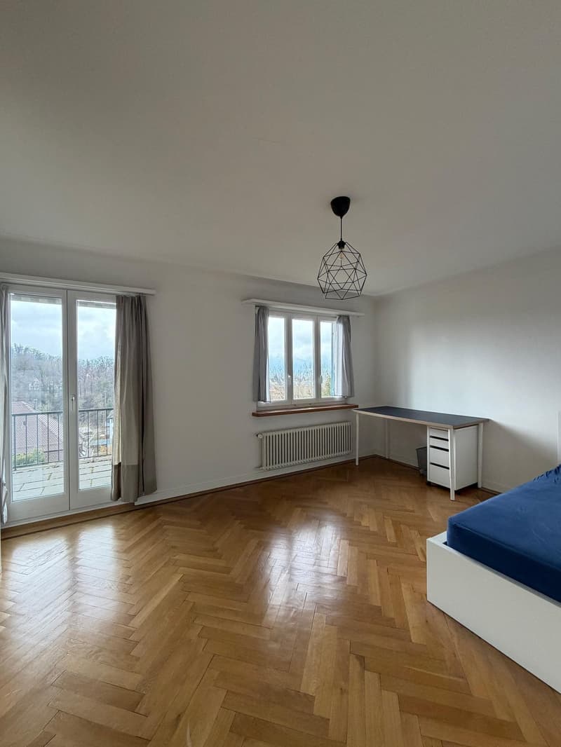 Helles Zimmer mit Balkon in grosszügiger 200 m² Wohnung in Hirslanden (2)