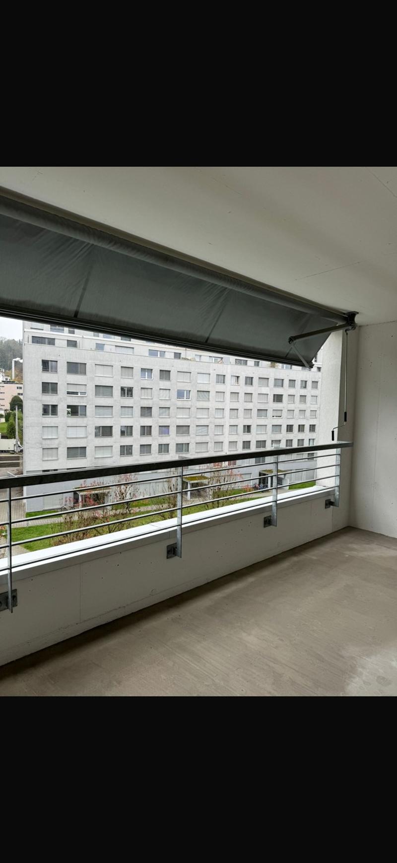 Helle und moderne 2.5-Zimmer-Wohnung mit Wintergarten & grossem Balkon (3)