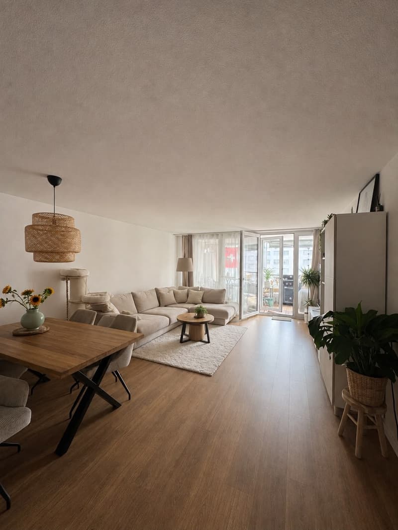Helle und moderne 2.5-Zimmer-Wohnung mit Wintergarten & grossem Balkon (1)