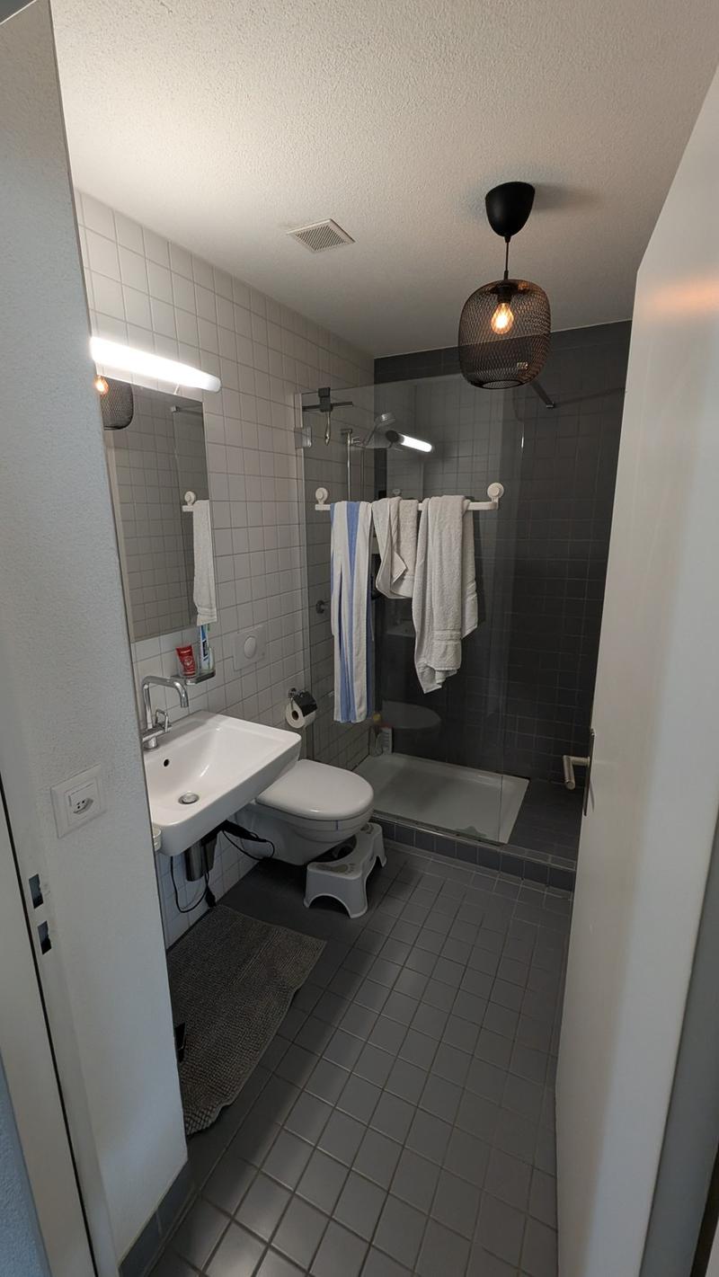 Spacious room in a modern flat close to Nr. 10 Tram (7)