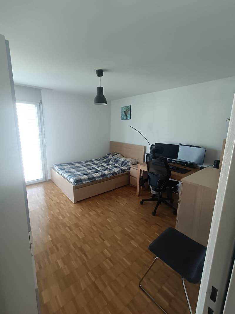 Spacious room in a modern flat close to Nr. 10 Tram (1)