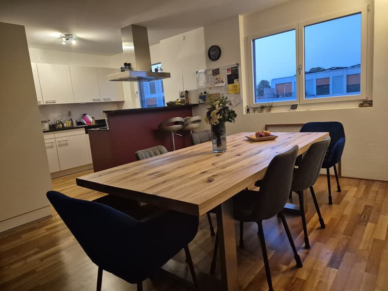 Grosszügige 3.5-Zimmerwohnung mit Balkon und Blick ins Grüne (2)