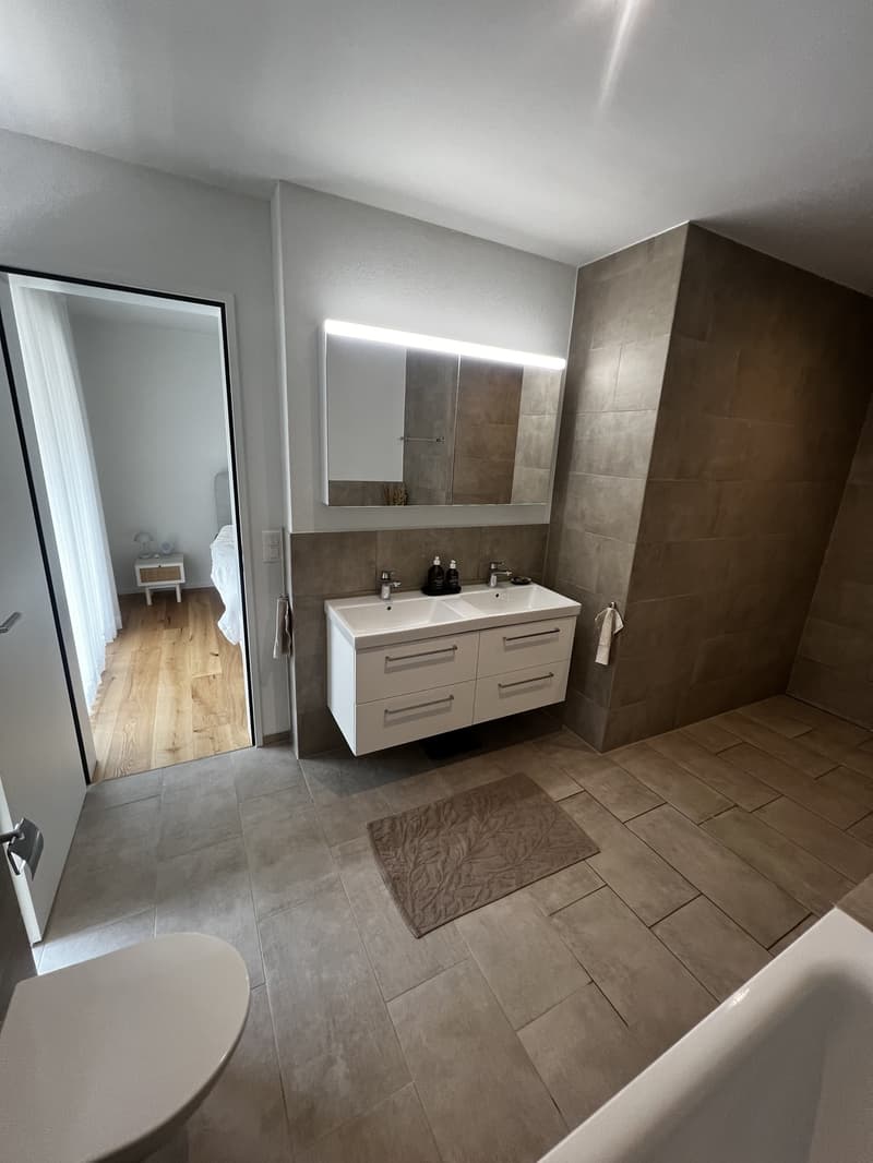 "Moderne 4.5-Zimmer-Neubauwohnung mit Balkon und schöner Aussicht in Wölflinswil" (8)