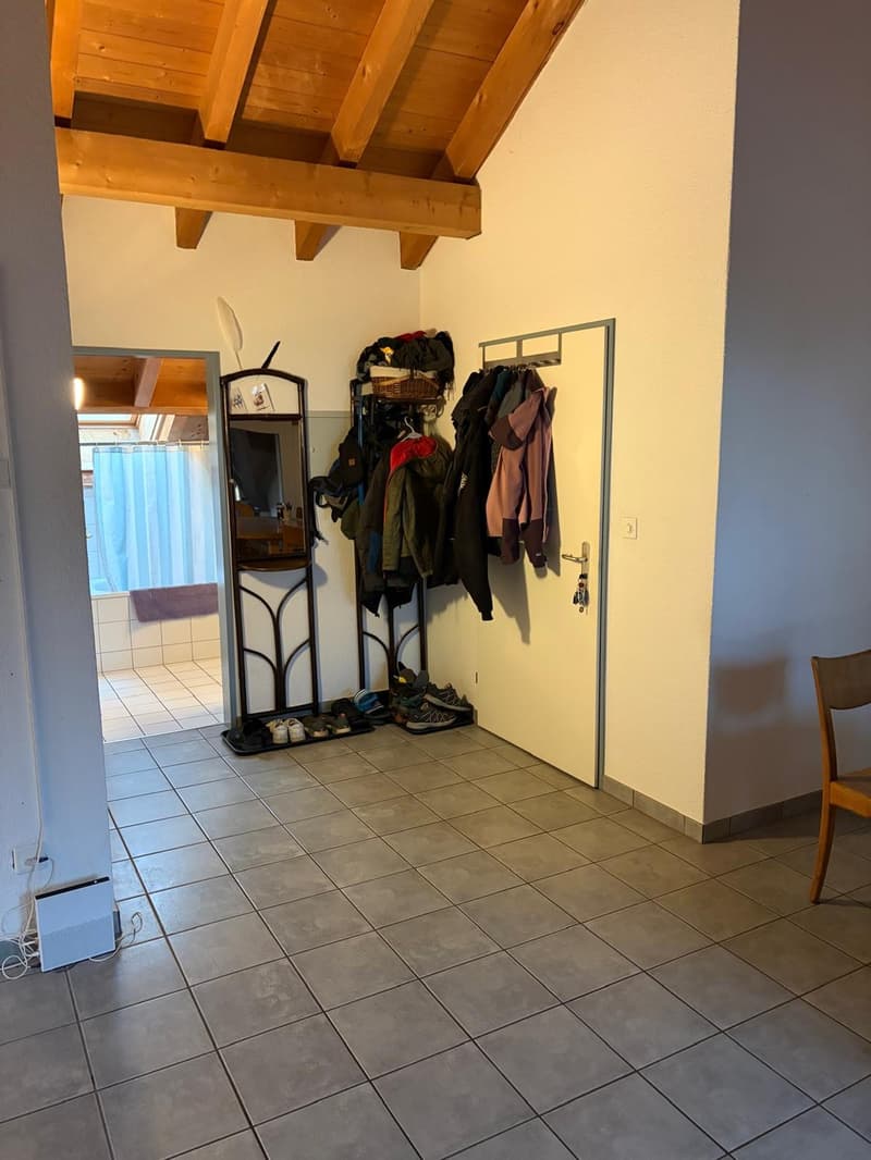 Charmante 2.5-Zimmer-Dachwohnung mit Balkon in Azmoos (5)