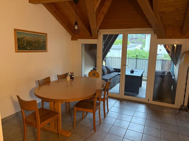 Charmante 2.5-Zimmer-Dachwohnung mit Balkon in Azmoos (3)