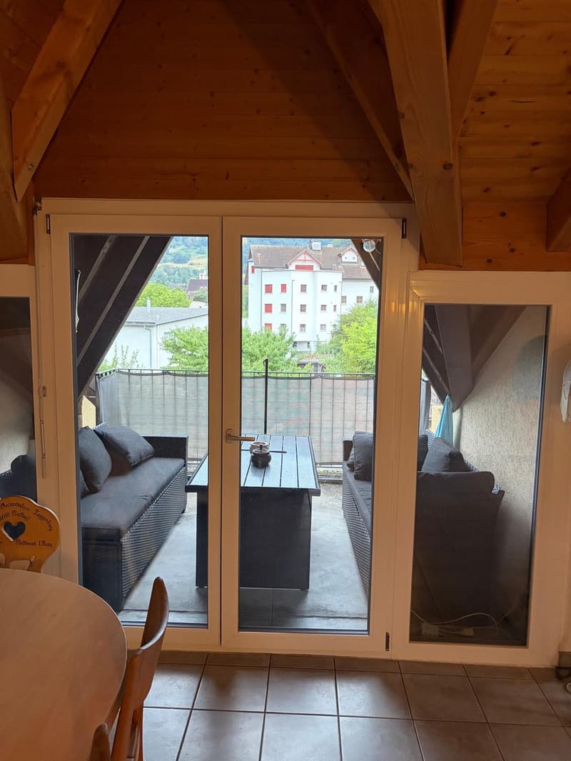 Charmante 2.5-Zimmer-Dachwohnung mit Balkon in Azmoos (4)