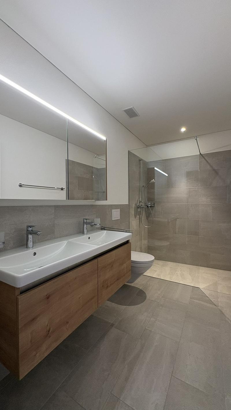 Ensuite-Badezimmer mit Dusche und Doppelwaschbecken