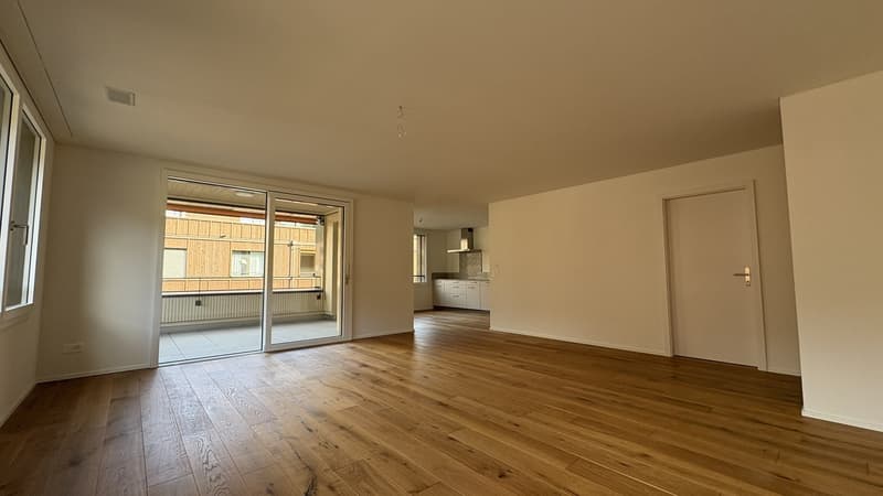Grosszügiger Wohn- und Essbereich mit Zugang zur Loggia