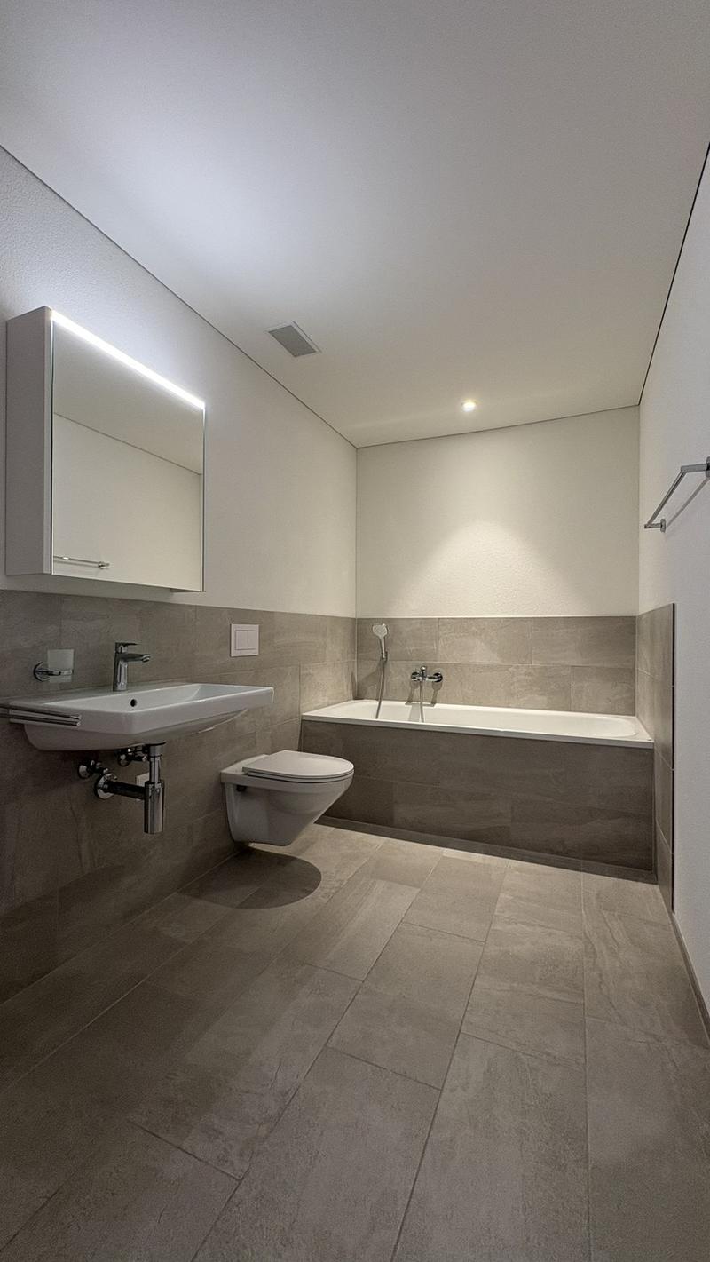 Zweites Badezimmer mit Badewanne
