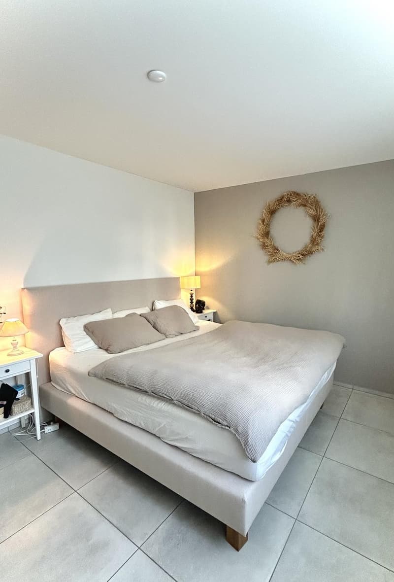 Schlafzimmer mit Boxspringbett 1.80m