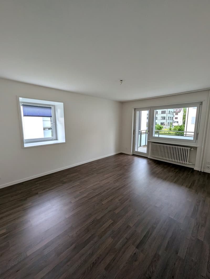 Wohnzimmer mit viel Tageslicht (Foto vor Möblierung)