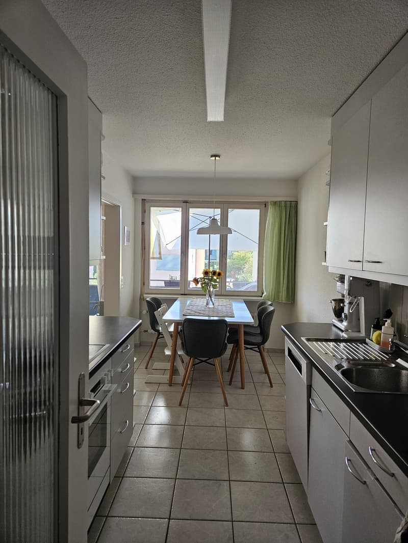 Helle und sonnige Wohnung mit traumhaftem Bergblick in ruhiger Lage (3)