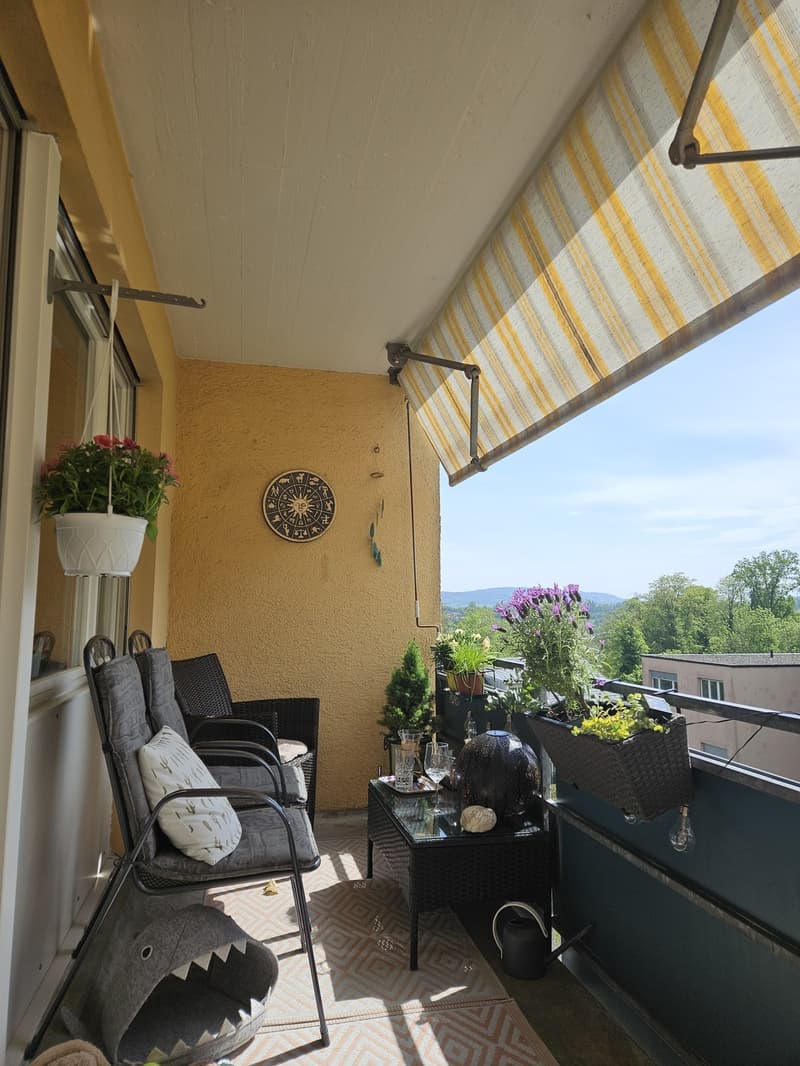 Helle und sonnige Wohnung mit traumhaftem Bergblick in ruhiger Lage (2)