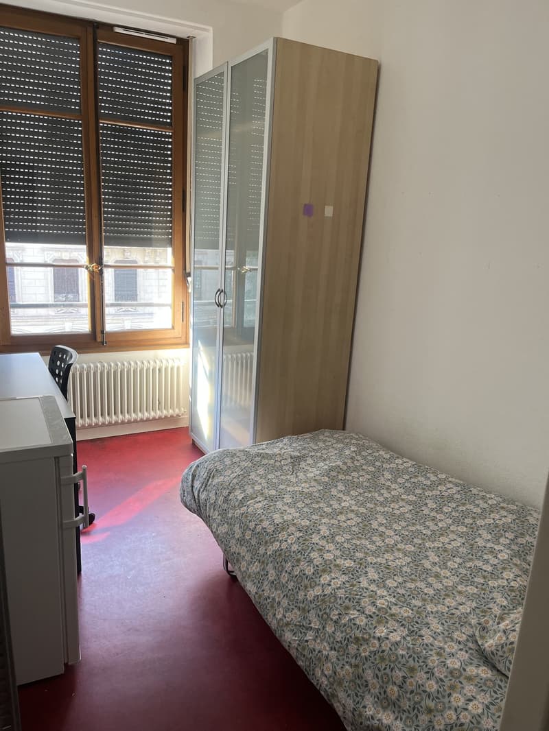 Chambre meublée (4)