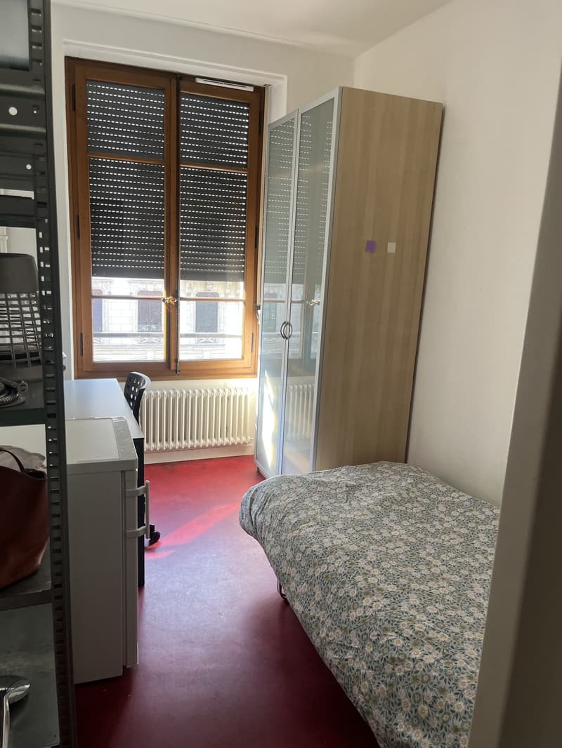 Chambre meublée (1)