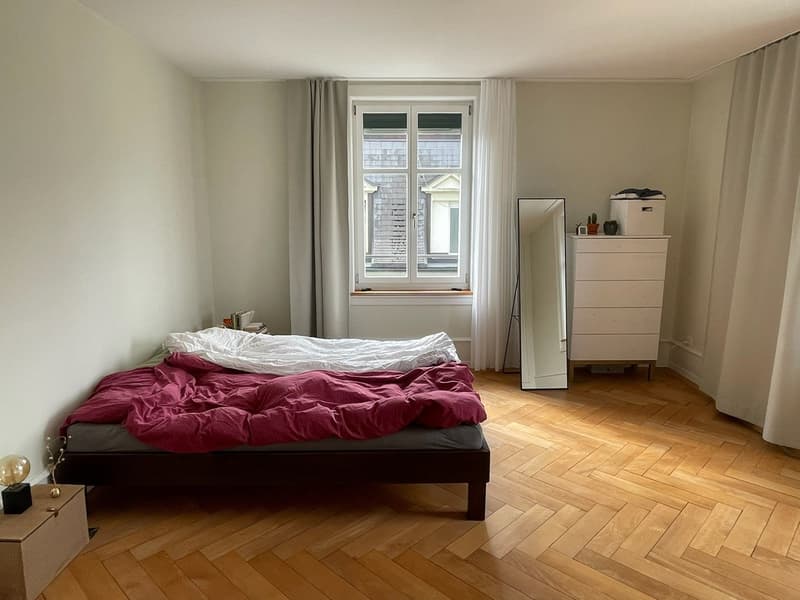Zentrale, ruhige und lichtdurchflutete 3.5-Zimmer Altbauwohnung (möbliert) mit Homeoffice und Balkon, Oktober bis Dezember 2026 (3)