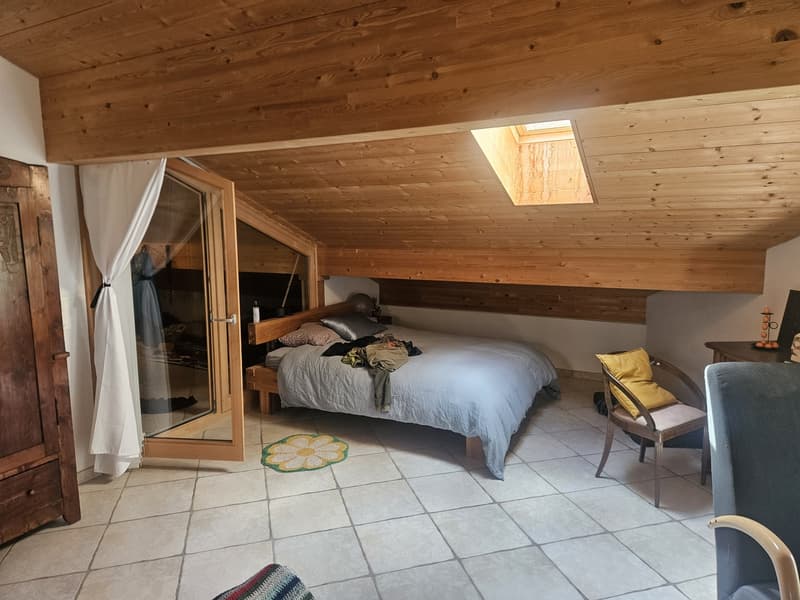 Geräumige 1-Zimmer-Dachgeschosswohnung in Frauenkirch. 2 Minuten zu Fuß von der Bahnhaltestelle entfernt. (6)