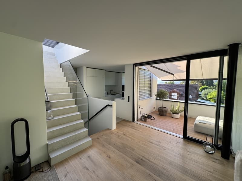 Traumhafte 4.5-Zimmer-Maisonette im Eigentumsstandard mit Dachterrasse und Bergsicht in Oberrieden (5)
