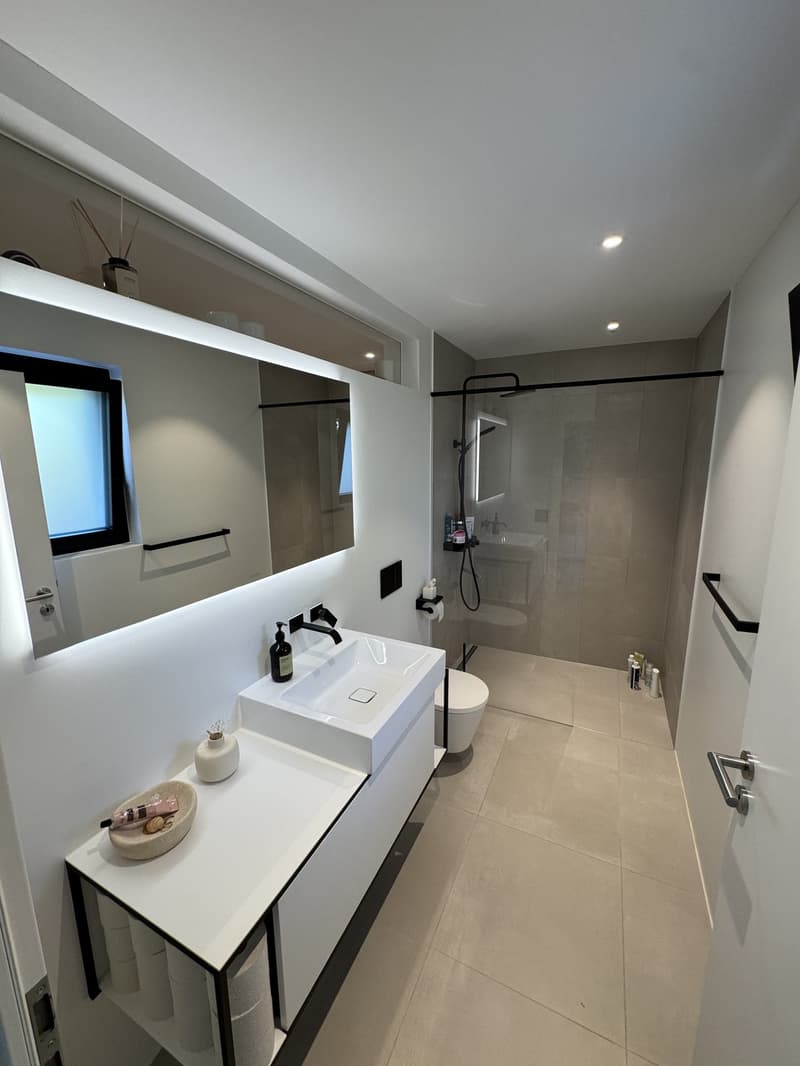 Traumhafte 4.5-Zimmer-Maisonette im Eigentumsstandard mit Dachterrasse und Bergsicht in Oberrieden (8)