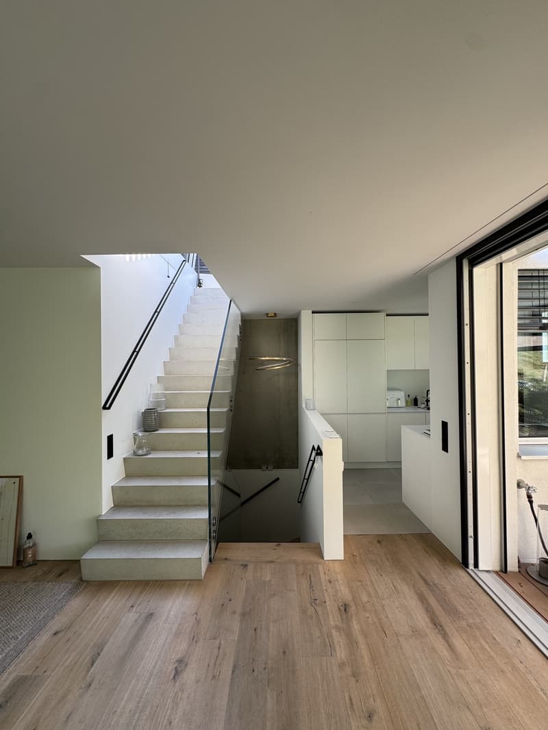 Traumhafte 4.5-Zimmer-Maisonette im Eigentumsstandard mit Dachterrasse und Bergsicht in Oberrieden (6)