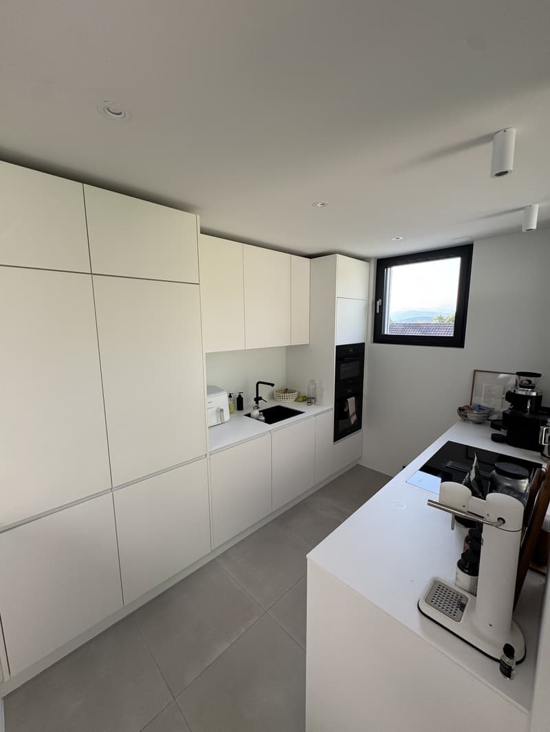 Traumhafte 4.5-Zimmer-Maisonette im Eigentumsstandard mit Dachterrasse und Bergsicht in Oberrieden (2)