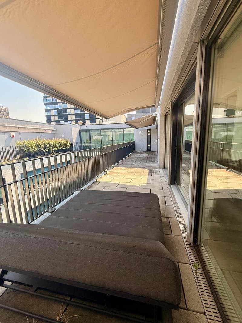 Hochwertig möbliertes 3.5-Zimmer-Penthouse mit zwei Terrassen im Kreis 5 (4)